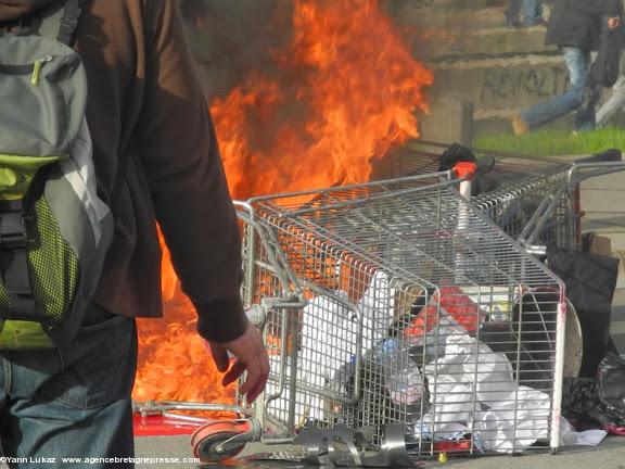 16h35. À cet endroit, simples manifestants et activistes s'entrecroisent. Pas de canon à eau en vue ! Manifestation anti-aéroport à Nantes le 22 février 2014. 16h35. À cet endroit, simples manifestants et activistes s'entrecroisent. Pas de canon à eau en vue ! Manifestation anti-aéroport à Nantes le 22 février 2014.