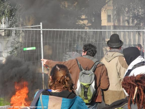 16h43. Simples manifestants bien en arrière de la ligne de contact. Manifestation anti-aéroport à Nantes le 22 février 2014. 16h43. Simples manifestants bien en arrière de la ligne de contact. Manifestation anti-aéroport à Nantes le 22 février 2014.
