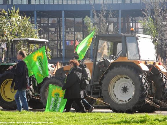 15h24. Belle synthèse, le tribunal (sur l'Île de Nantes), les tracteurs et des manifestants écologistes se rendant sur place. <i>"La France est encore un État de droit, c'est pourquoi le dossier NDDL est actuellement bloqué"</i> (François de Rugy, député en Loire-Atlantique). Manifestation anti-aéroport à Nantes le 22 février 2014. 15h24. Belle synthèse, le tribunal (sur l'Île de Nantes), les tracteurs et des manifestants écologistes se rendant sur place. <i>"La France est encore un État de droit, c'est pourquoi le dossier NDDL est actuellement bloqué"</i> (François de Rugy, député en Loire-Atlantique). Manifestation anti-aéroport à Nantes le 22 février 2014.