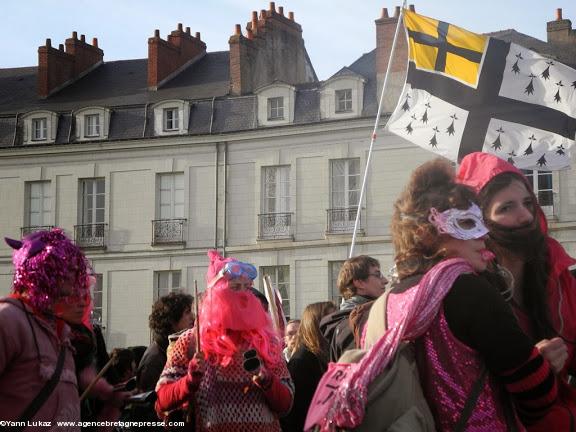 16h49. Tenues de carnaval et drapeau du Pays de Retz. Manifestation anti-aéroport à Nantes le 22 février 2014. 16h49. Tenues de carnaval et drapeau du Pays de Retz. Manifestation anti-aéroport à Nantes le 22 février 2014.