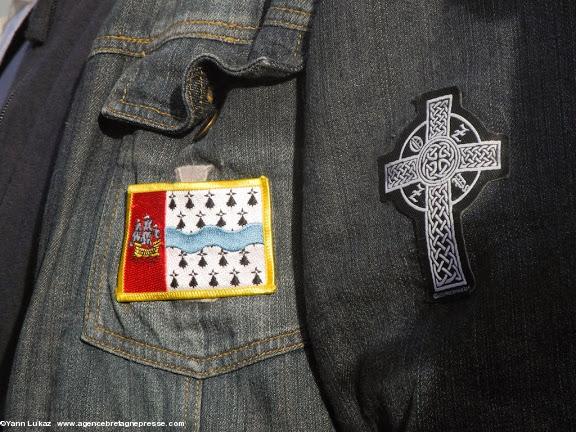 17h. Message textile: fier d'être nantais et croyant affirmé. La croix celtique (ar groaz geltiek, en breton) est très ancienne et nous vient d'Irlande et des aires celtiques de Grande-Bretagne. D'une esthétique universelle, le cercle peut représenter le soleil de la Résurrection, chère à la Foi chrétienne. Ne pas confondre avec l'emblème dévoyé de groupuscules violents (mai 68 et ultérieur) qui réapparaissent aussitôt dissous. La croix d'inspiration irlandaise n'a rien à voir avec des voyous ou des casseurs. Manifestation anti-aéroport à Nantes le 22 février 2014. 17h. Message textile: fier d'être nantais et croyant affirmé. La croix celtique (ar groaz geltiek, en breton) est très ancienne et nous vient d'Irlande et des aires celtiques de Grande-Bretagne. D'une esthétique universelle, le cercle peut représenter le soleil de la Résurrection, chère à la Foi chrétienne. Ne pas confondre avec l'emblème dévoyé de groupuscules violents (mai 68 et ultérieur) qui réapparaissent aussitôt dissous. La croix d'inspiration irlandaise n'a rien à voir avec des voyous ou des casseurs. Manifestation anti-aéroport à Nantes le 22 février 2014.