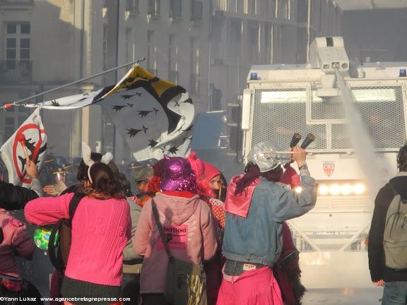 17h07. Lance à eau en action près de l'Hôtel Dieu. Voilà exactement le type d'action des forces de l'ordre, qui est difficilement interprétable, pour un observateur situé à seulement quelques dizaines de mètres. Prudence ou attentisme ou complicité? Voilà un terrain d'investigation tout désigné pour les journalistes spécialisés. Les militaires le font déjà, les policiers vont devoir apprendre à communiquer. Manifestation anti-aéroport à Nantes le 22 février 2014. 17h07. Lance à eau en action près de l'Hôtel Dieu. Voilà exactement le type d'action des forces de l'ordre, qui est difficilement interprétable, pour un observateur situé à seulement quelques dizaines de mètres. Prudence ou attentisme ou complicité? Voilà un terrain d'investigation tout désigné pour les journalistes spécialisés. Les militaires le font déjà, les policiers vont devoir apprendre à communiquer. Manifestation anti-aéroport à Nantes le 22 février 2014.