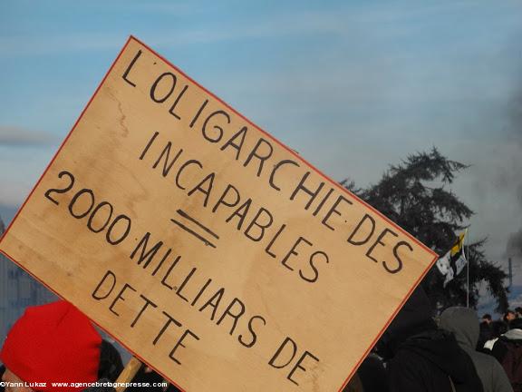 17h14. Quand une pancarte populaire rappelle des évidences. Avec un "D" en plus ce serait mieux, sans doute. Avec un chiffre comptant un zéro de moins, aussi! Mais il n'y a pas d'erreur sur le chiffre... Manifestation anti-aéroport à Nantes le 22 février 2014. 17h14. Quand une pancarte populaire rappelle des évidences. Avec un "D" en plus ce serait mieux, sans doute. Avec un chiffre comptant un zéro de moins, aussi! Mais il n'y a pas d'erreur sur le chiffre... Manifestation anti-aéroport à Nantes le 22 février 2014.