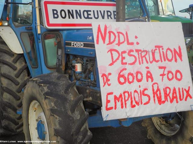 17h22. Le projet de NDDL va clairement à l'encontre de l'agriculture dite péri-urbaine, celle qui, de plus en plus, alimentera les métropoles. Cette agriculture de proximité est pourvoyeuse d'emplois, sensible à la demande de qualité alimentaire citadine, et promise à un bel avenir. Certains panneaux le rappellent inlassablement, sur le bord des "quatre-voies": en France la superficie d'un département disparaît tous les sept ans, noyé sous les surfaces bétonnées ou goudronnées. Manifestation anti-aéroport à Nantes le 22 février 2014. 17h22. Le projet de NDDL va clairement à l'encontre de l'agriculture dite péri-urbaine, celle qui, de plus en plus, alimentera les métropoles. Cette agriculture de proximité est pourvoyeuse d'emplois, sensible à la demande de qualité alimentaire citadine, et promise à un bel avenir. Certains panneaux le rappellent inlassablement, sur le bord des "quatre-voies": en France la superficie d'un département disparaît tous les sept ans, noyé sous les surfaces bétonnées ou goudronnées. Manifestation anti-aéroport à Nantes le 22 février 2014.