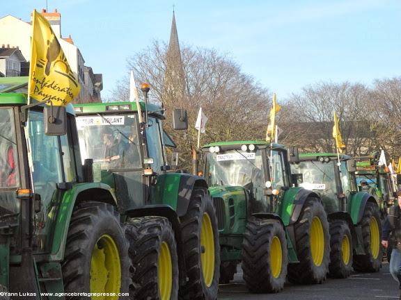 17h22. "Tracteurs vigilants" arborant leur appartenance à la Confédération Paysanne. A cette heure, les premiers tracteurs s'éclipsent déjà. <i>Dans le calme et avec responsabilité. La manifestation se termine doucement. Le reste n’appartient pas aux organisateurs.</i> (YL). Manifestation anti-aéroport à Nantes le 22 février 2014. 17h22. "Tracteurs vigilants" arborant leur appartenance à la Confédération Paysanne. A cette heure, les premiers tracteurs s'éclipsent déjà. <i>Dans le calme et avec responsabilité. La manifestation se termine doucement. Le reste n’appartient pas aux organisateurs.</i> (YL). Manifestation anti-aéroport à Nantes le 22 février 2014.