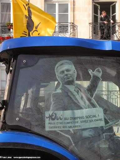 15h25. "Oui au dumping social. Pour être compétitif soyez solidaire, sacrifiez vos salaires". "Tracteur vigilant". Manifestation anti-aéroport à Nantes le 22 février 2014. 15h25. "Oui au dumping social. Pour être compétitif soyez solidaire, sacrifiez vos salaires". "Tracteur vigilant". Manifestation anti-aéroport à Nantes le 22 février 2014.