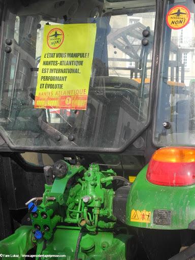 15h26. L'actuel aéroport de Nantes-Atlantique (Bouguenais) est international, performant, évolutif. "Tracteur vigilant". Manifestation anti-aéroport à Nantes le 22 février 2014. 15h26. L'actuel aéroport de Nantes-Atlantique (Bouguenais) est international, performant, évolutif. "Tracteur vigilant". Manifestation anti-aéroport à Nantes le 22 février 2014.