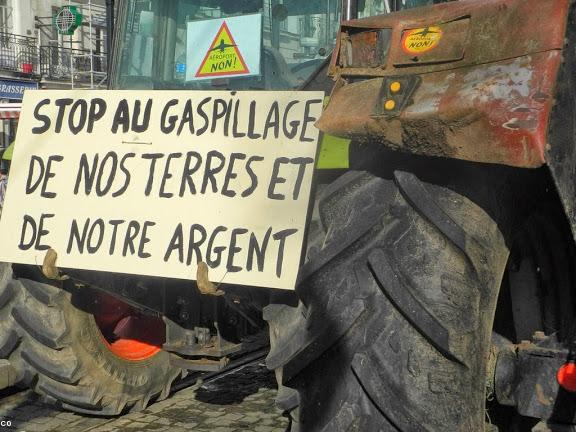15h29. Un écho de l'agriculture menacée. Nos élus devraient lire cela, et en prendre conscience. Le projet NDDL est perçu comme un immense gaspillage. Manifestation anti-aéroport à Nantes le 22 février 2014. © Yann Lukaz © agencebretagnepresse.com 15h29. Un écho de l'agriculture menacée. Nos élus devraient lire cela, et en prendre conscience. Le projet NDDL est perçu comme un immense gaspillage. Manifestation anti-aéroport à Nantes le 22 février 2014. © Yann Lukaz © agencebretagnepresse.com