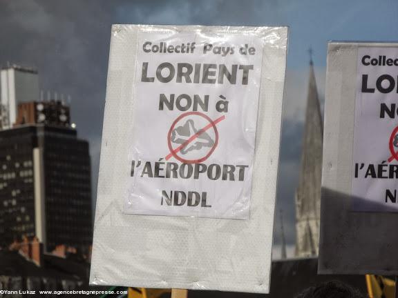 15h42. Le projet NDDL revendiquerait un bassin de population supposé, élargi au delà du pays nantais. Pourtant Lorient - ouverte sur l'international depuis des siècles, comme son nom l'indique - ne l'entend pas ainsi. La manifestation accueillait également des groupes venus de toute la France, selon les organisateurs. Manifestation anti-aéroport à Nantes le 22 février 2014. 15h42. Le projet NDDL revendiquerait un bassin de population supposé, élargi au delà du pays nantais. Pourtant Lorient - ouverte sur l'international depuis des siècles, comme son nom l'indique - ne l'entend pas ainsi. La manifestation accueillait également des groupes venus de toute la France, selon les organisateurs. Manifestation anti-aéroport à Nantes le 22 février 2014.