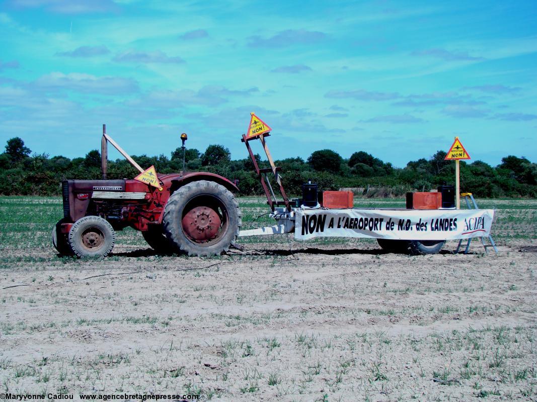 Rassemblement-pique-nique du 28 août 2010 à La Vache rit sur le site prévu pour l'aéroport.