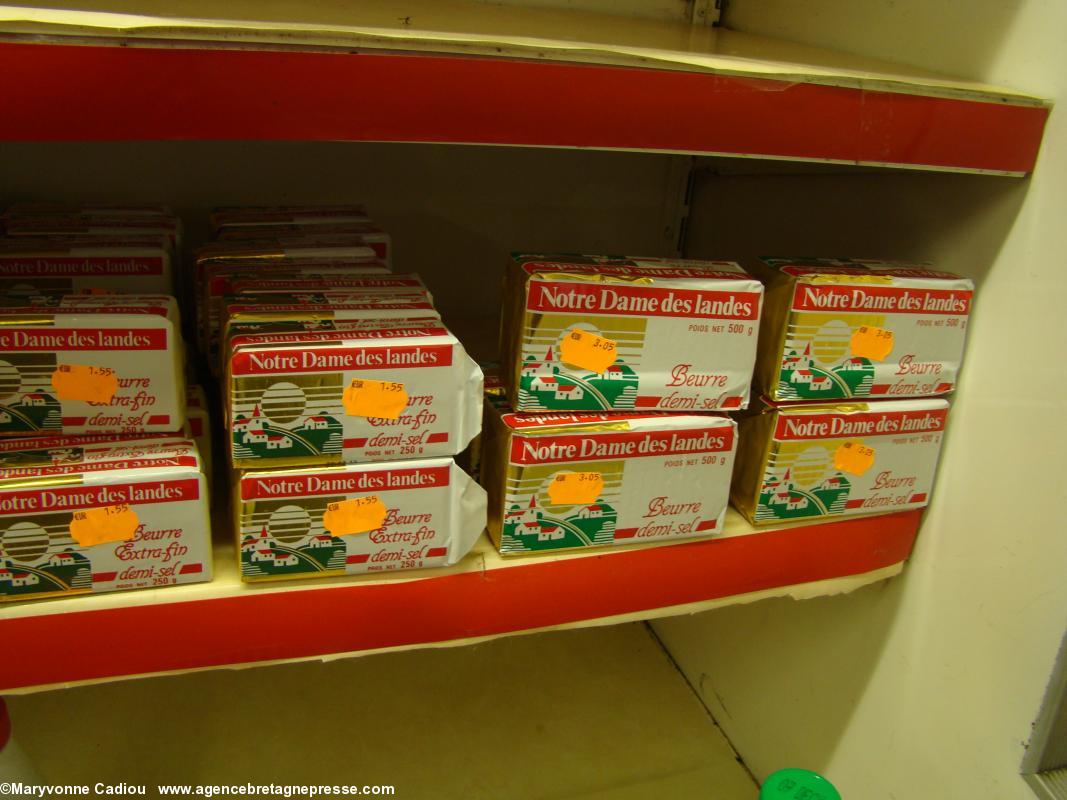 Rassemblement du 17 nov. 2011 à Notre-Dame des Landes. Le beurre NDDL dans l'épicerie du bourg. Donc plus de beurre ?