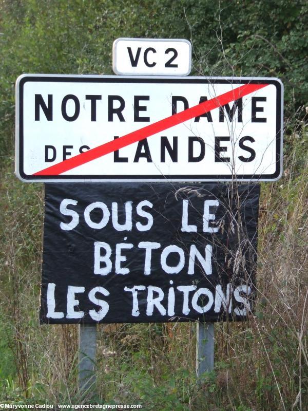Notre-Dame des Landes 14 octobre 2008. Les tritons faisaient déjà parler d'eux en 2008. Slogan inspiré de mai 68 <i>Sous les pavés la plage</i>.