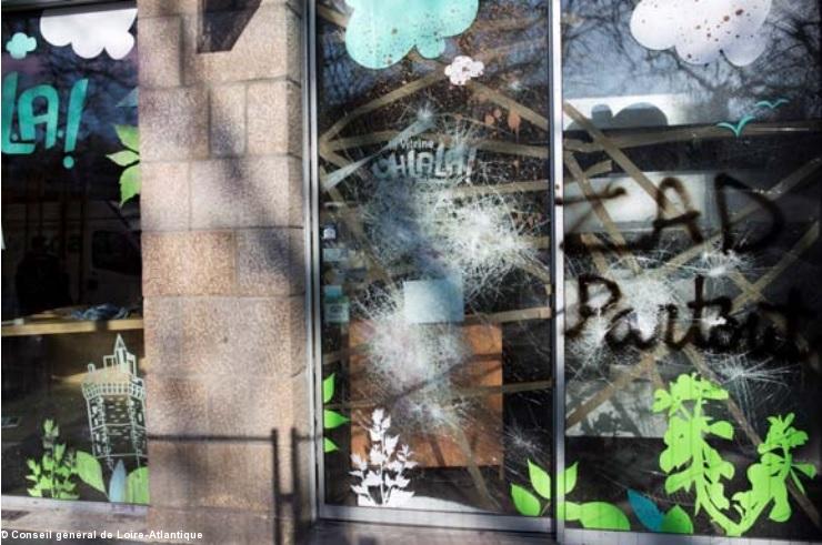 La vitrine de l'Office de tourisme de Loire-Atlantique allée Brancas à Nantes.