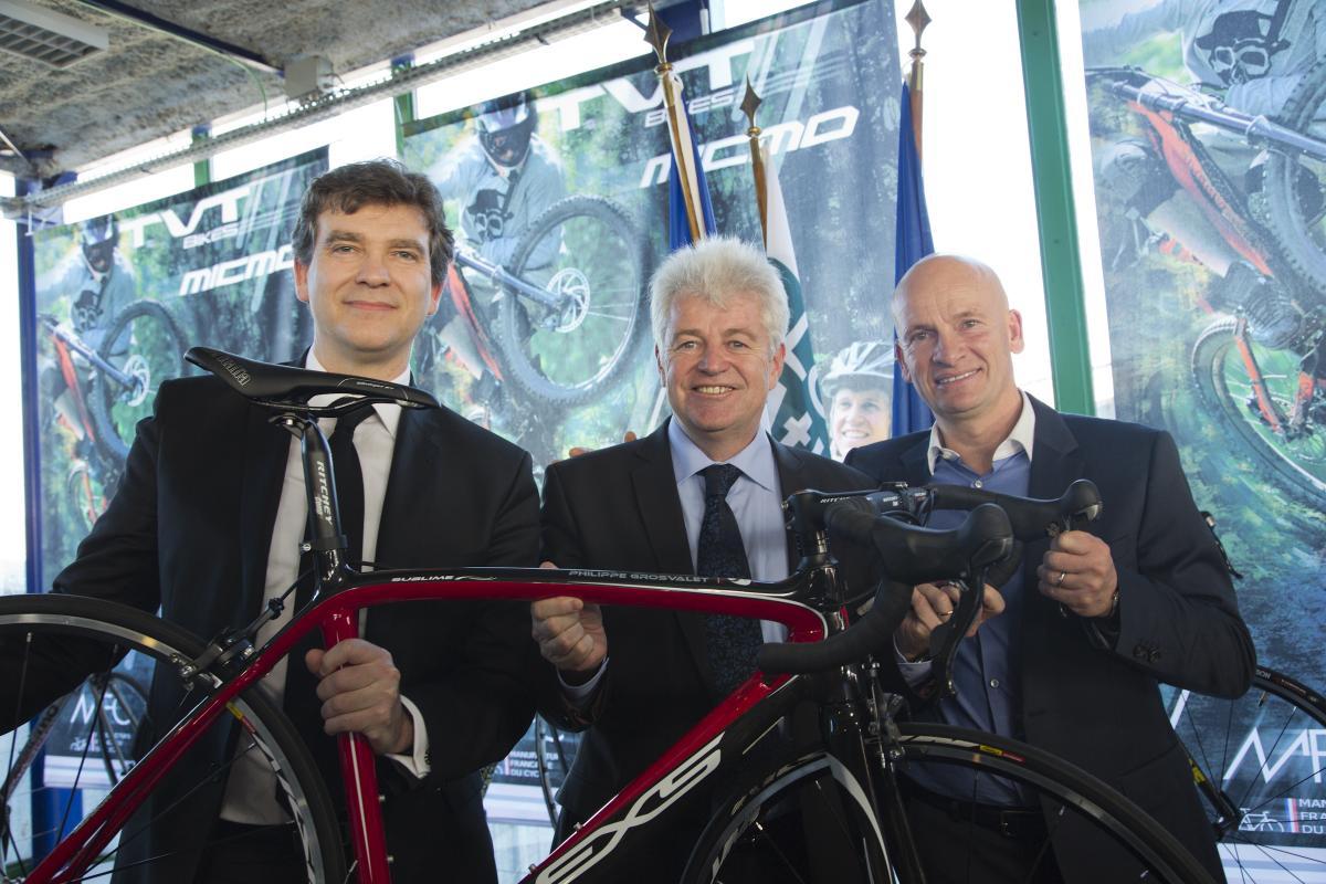Arnaud Montebourg, Philippe Grosvalet et Jacky Rihouet, p.-d. g. d'Intersport à Machecoul le 24 février 2014. Crédit photo © Paul Pascal et © Conseil général de Loire-Atlantique.
