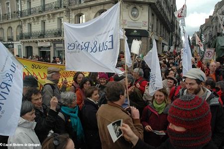 Les adhérents d'<i>Eau et Rivières de Bretagne</i> ont défilé pacifiquement à Nantes le 22 février.