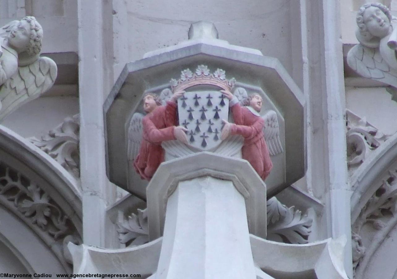 Écu aux hermines plain porté par deux angelots, sur le fronton de la grande porte de la cathédrale de Nantes. Depuis la restauration de l'édifice il se remarque mieux. Écu aux hermines plain porté par deux angelots, sur le fronton de la grande porte de la cathédrale de Nantes. Depuis la restauration de l'édifice il se remarque mieux.