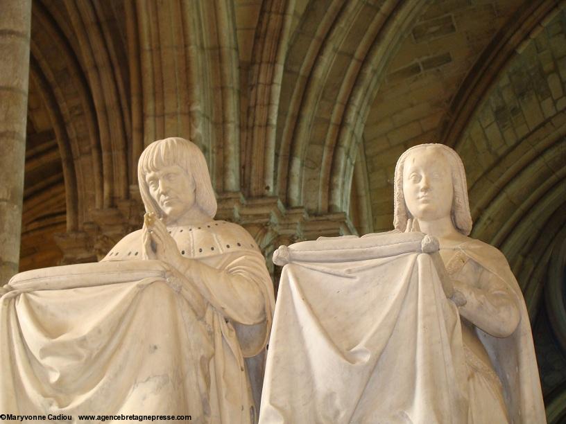Mausolée en marbre de Carrare d’'Anne de Bretagne et Louis XII réalisé par le Florentin Jean Juste de 1516 à 1531 à la basilique “royale” de Saint-Denis au nord de Paris. Sur la plate-forme de leur tombeau sont représentés les priants du couple royal Louis XII et Anne de Bretagne. Mausolée en marbre de Carrare d’'Anne de Bretagne et Louis XII réalisé par le Florentin Jean Juste de 1516 à 1531 à la basilique “royale” de Saint-Denis au nord de Paris. Sur la plate-forme de leur tombeau sont représentés les priants du couple royal Louis XII et Anne de Bretagne.