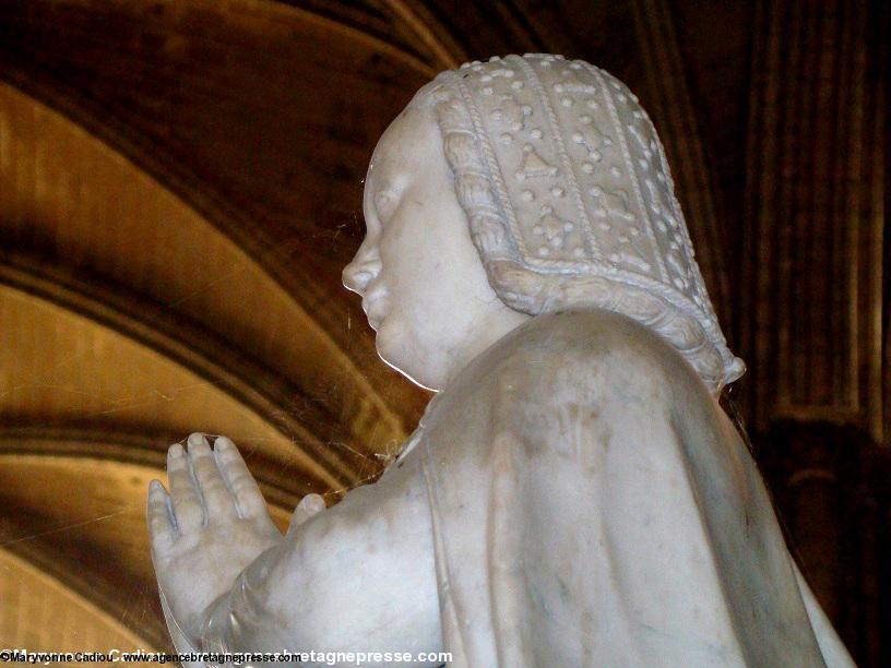 Anne de Bretagne priant (sur le tombeau du couple royal à la basilique Saint-Denis). Anne de Bretagne priant (sur le tombeau du couple royal à la basilique Saint-Denis).