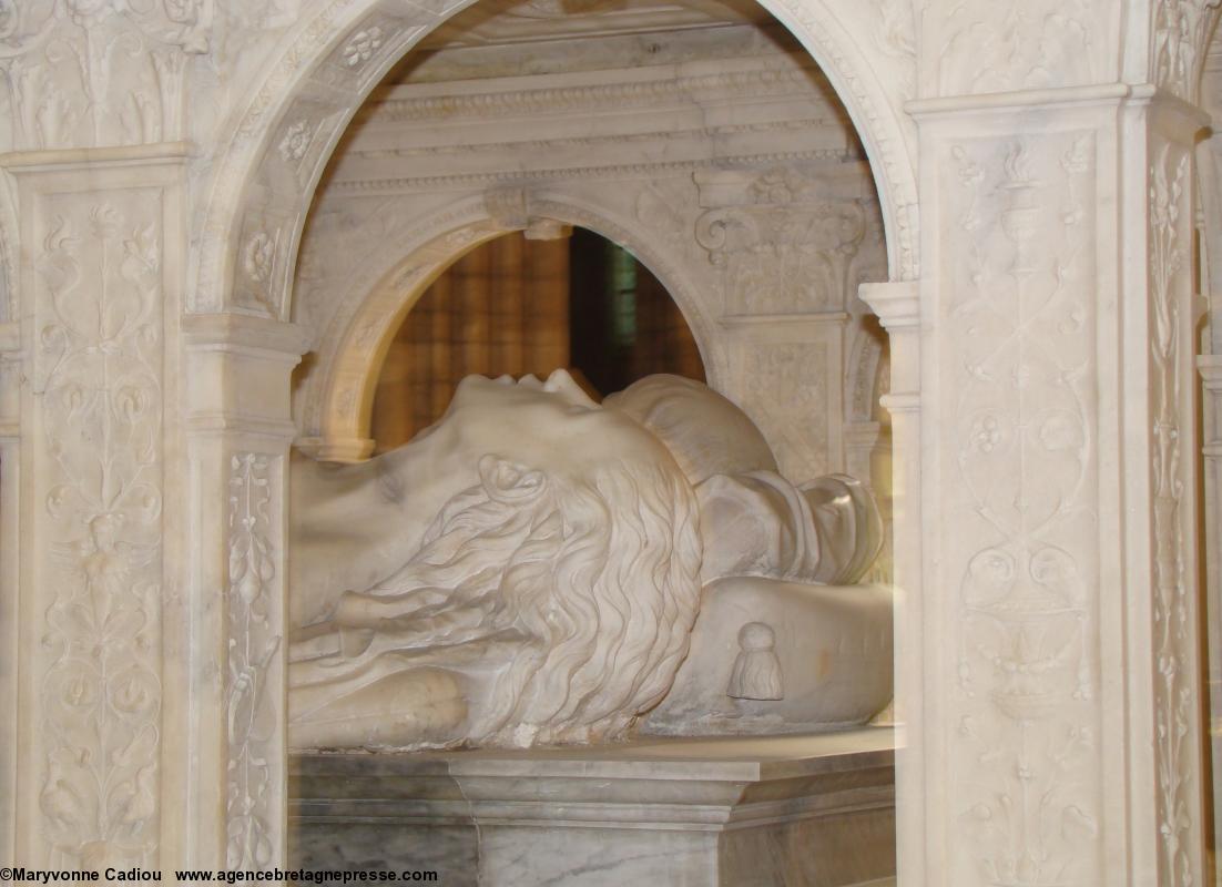 Gisant d'Anne de Bretagne (tombeau du couple royal à la basilique Saint-Denis). Le gisant ou transi est réalisé d’après le moulage à la cire du cadavre pendant l’embaumement. Gisant d'Anne de Bretagne (tombeau du couple royal à la basilique Saint-Denis). Le gisant ou transi est réalisé d’après le moulage à la cire du cadavre pendant l’embaumement.