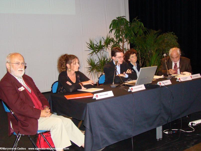 Jean-Christophe Cassard en 2010 lors du colloque de Châteaubriant sur les Marches. À sa gauche Laurence Moal contributrice au livre <i>Jean-Christophe Cassard, historien de la Bretagne</i>.