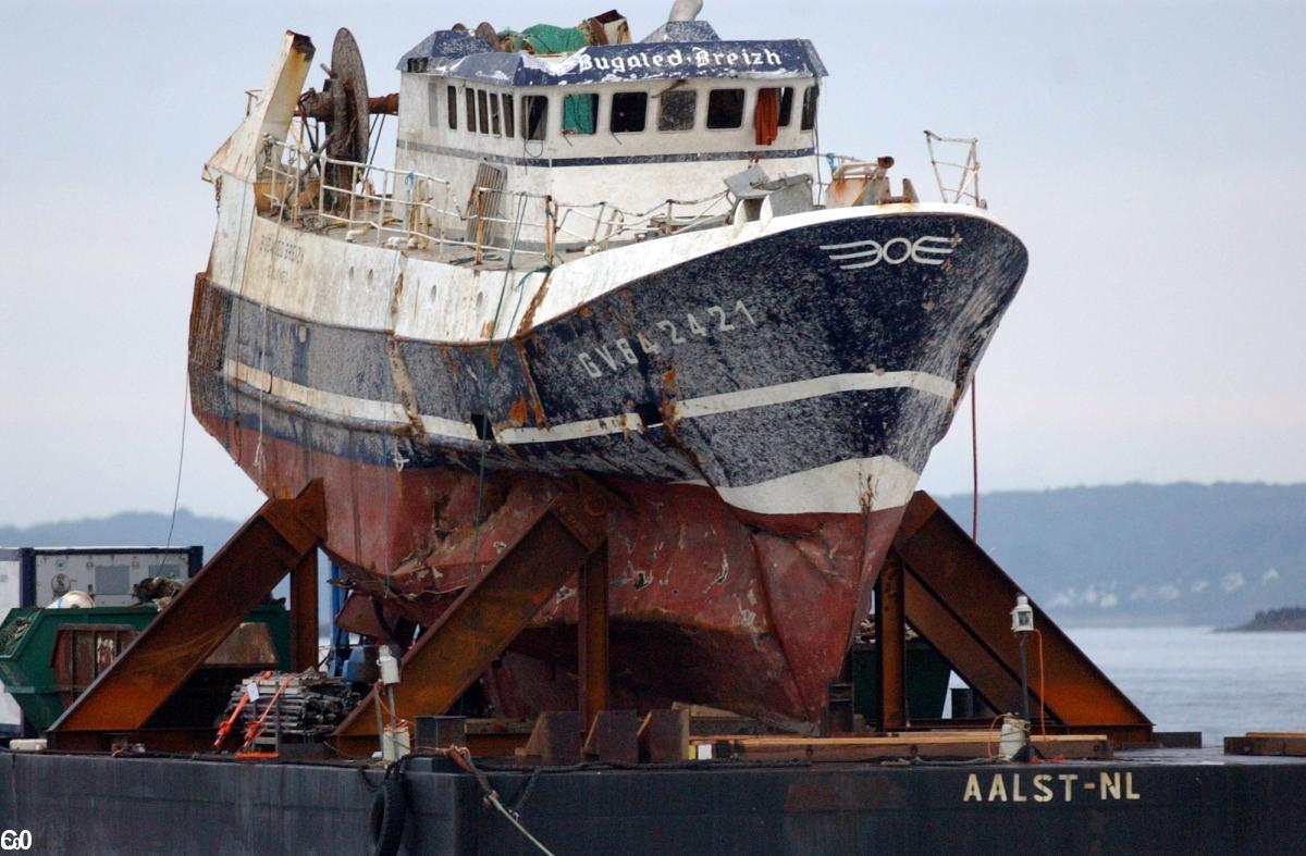 L'épave du <i>Bugaled Breizh</i> sortie du fond arrive à Brest sur une barge.