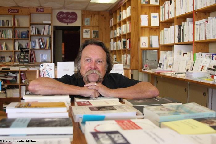 Gérard Lambert-Ullman dans sa librairie <i>Voix au chapitre</i> de Saint-Nazaire.