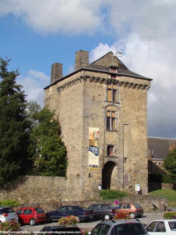 Château de Châteaubriant. L'entrée côté place Charles de Gaulle arbore un drapeau breton.