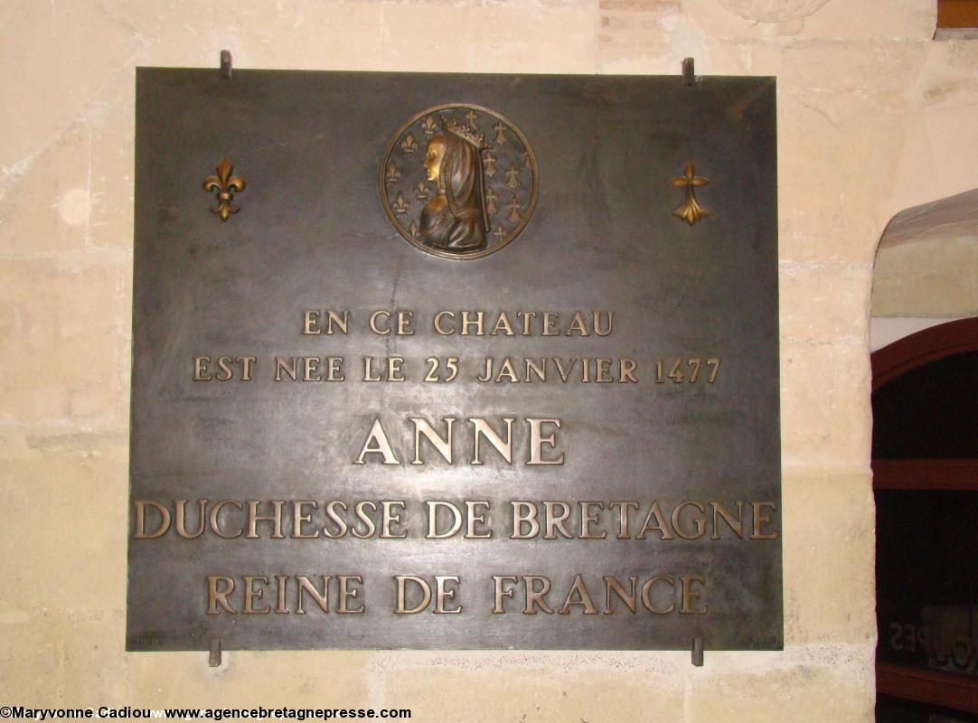 À Nantes la plaque rappelant la naissance d'Anne dans le château.
