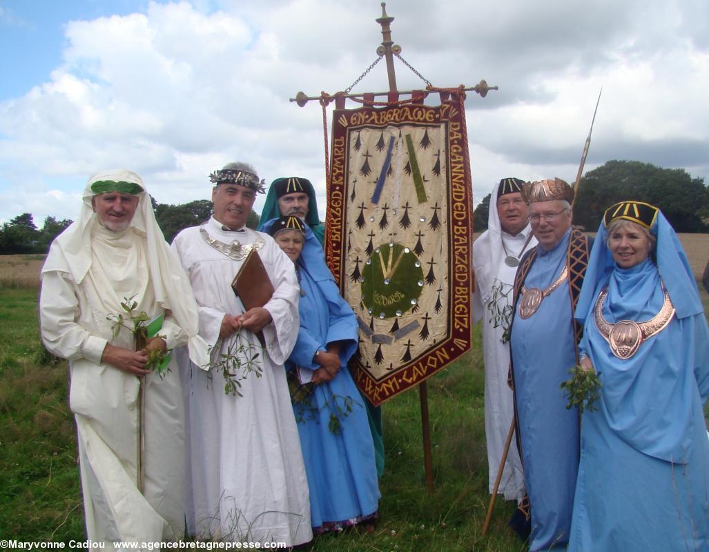 Per-Vari Kerloc'h 6e grand druide de Bretagne (2e à gauche). Avec les délégués gallois et corniques, la bannière et des membres de la Gorsedd. Arzano, Gorsedd Digor, juillet 2012.