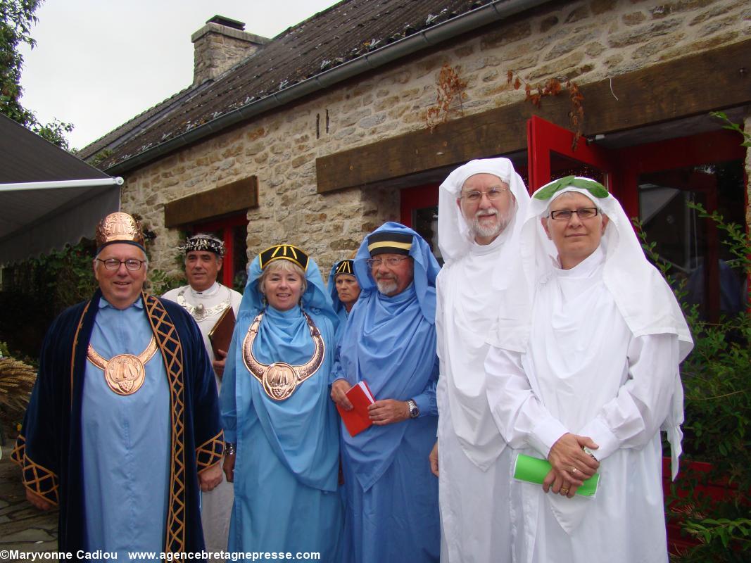 In front Cornish delegates in blue and Welsh delegates in white at the 2011 Gorsedd Digor in Arzano. Grand Druid of Brittany is at rear.