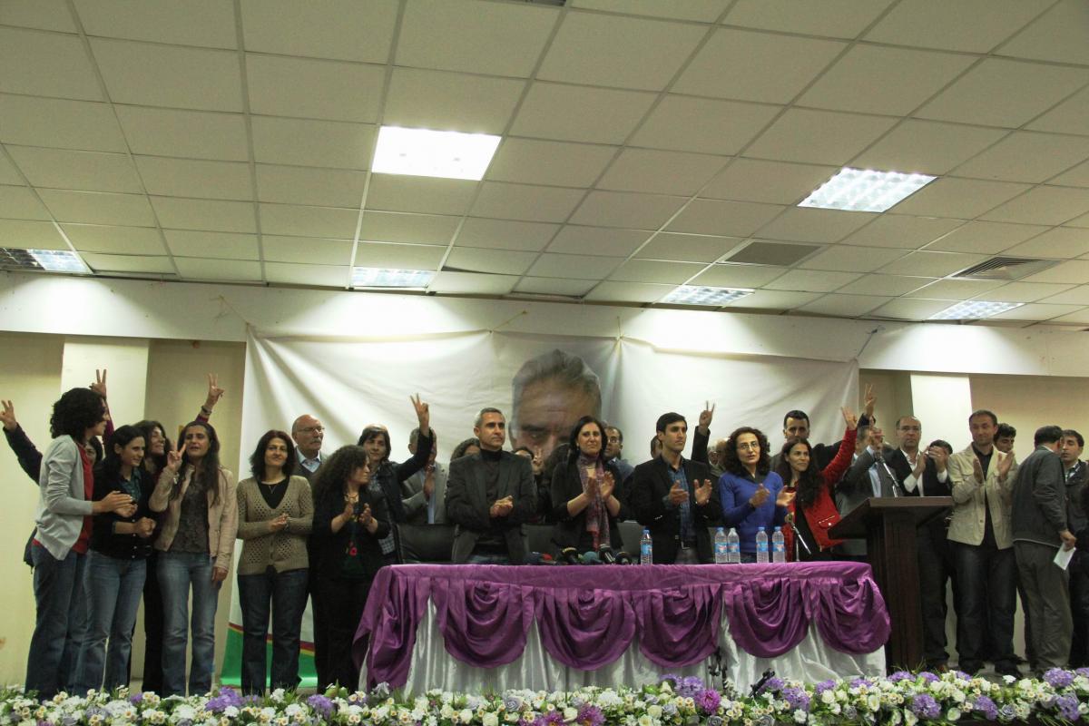 conférence de presse après la libération de 48 détenus politiques. porte parole : G. Simsek, maire de Bostaniçi (2004-2009) entourée de deux vice présidents du parti kurde(en activité au moment de leur arrestation).