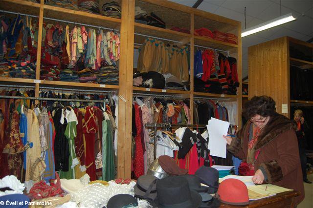 Atelier d'“Éveil et Patrimoine” 5 rue Voltaire à Nantes, la garde-robe. Atelier d'“Éveil et Patrimoine” 5 rue Voltaire à Nantes, la garde-robe.