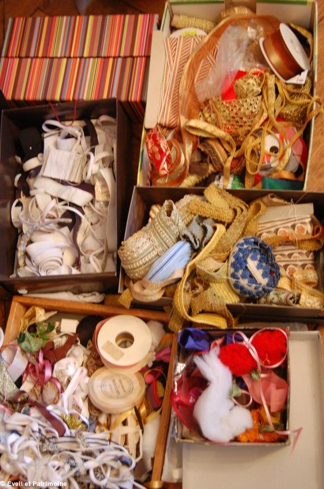 Atelier d'“Éveil et Patrimoine” 5 rue Voltaire à Nantes. Des matériaux. Atelier d'“Éveil et Patrimoine” 5 rue Voltaire à Nantes. Des matériaux.