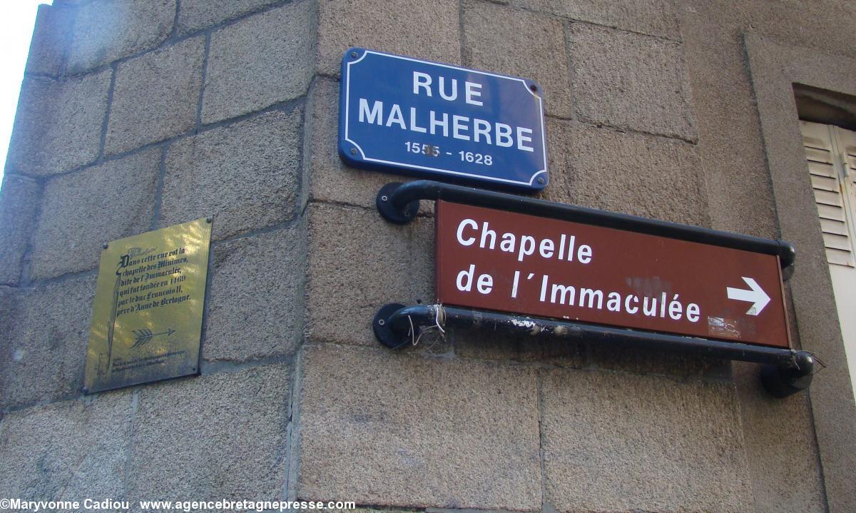 Plaque de la chapelle de l'Immaculée en remontant la rue Henri IV le long du cours Saint-Pierre, sur la droite à l’entrée de la rue Malherbe. Plaque de la chapelle de l'Immaculée en remontant la rue Henri IV le long du cours Saint-Pierre, sur la droite à l’entrée de la rue Malherbe.