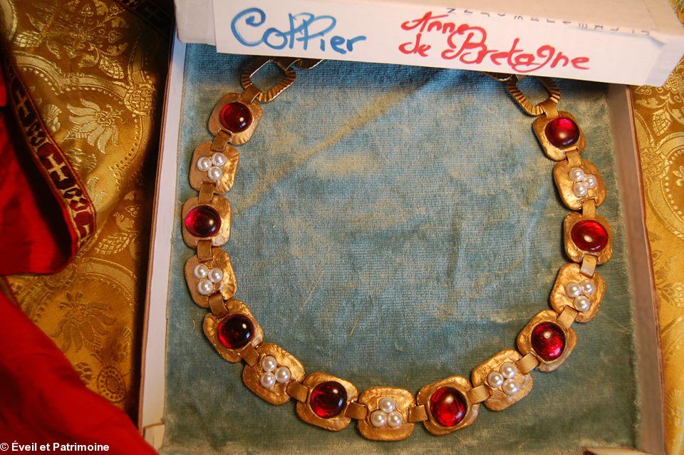 Collier d'Anne de Bretagne. Atelier d'“Éveil et Patrimoine” 5 rue Voltaire à Nantes. Collier d'Anne de Bretagne. Atelier d'“Éveil et Patrimoine” 5 rue Voltaire à Nantes.