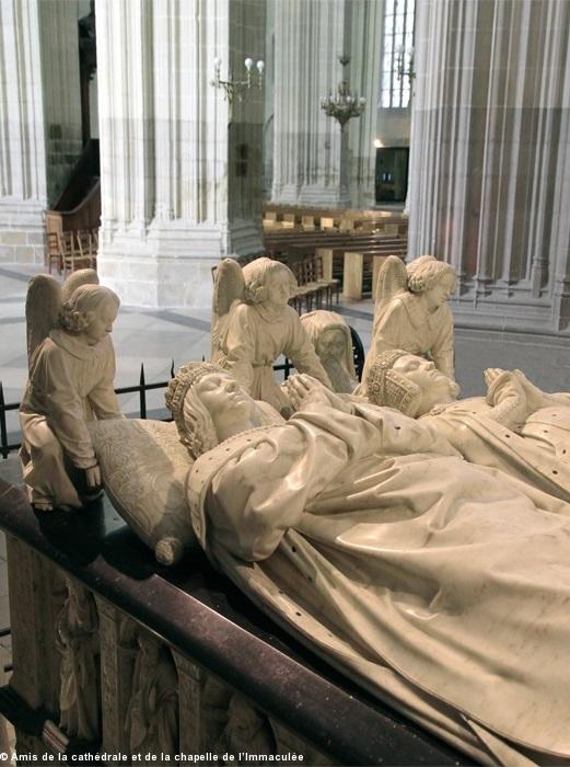 Tombeau de François II et de Marguerite de Foix dans la cathédrale de Nantes, côté du gisant de François II.