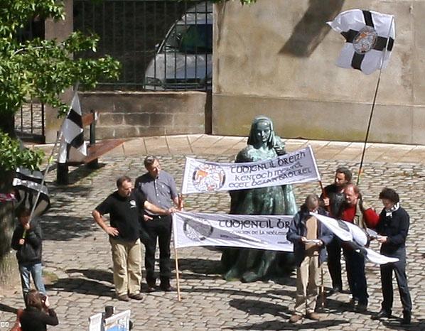 Hommage à la Duchesse Anne avant la prise de possession du Château des Ducs