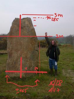 Le sculpteur Marc Simon devant le bloc à sculpter... ( du Lanhélin, granit le plus dur de Bretagne !).
