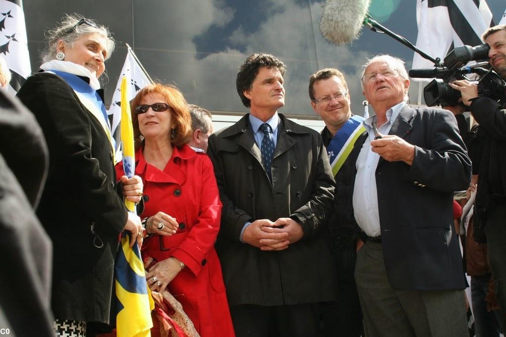 Elus régionaux soutenant la réunification - Nantes 19-04-14 Elus régionaux soutenant la réunification - Nantes 19-04-14