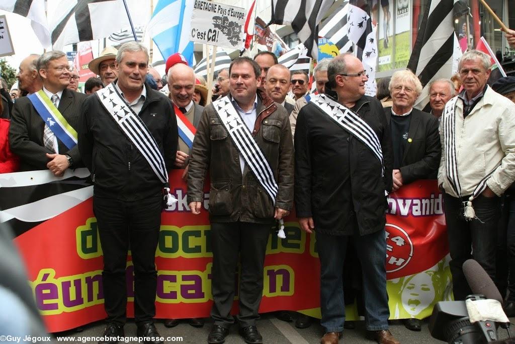 Elus avec écharpes bretonnes Nantes 19-04-14 Elus avec écharpes bretonnes Nantes 19-04-14