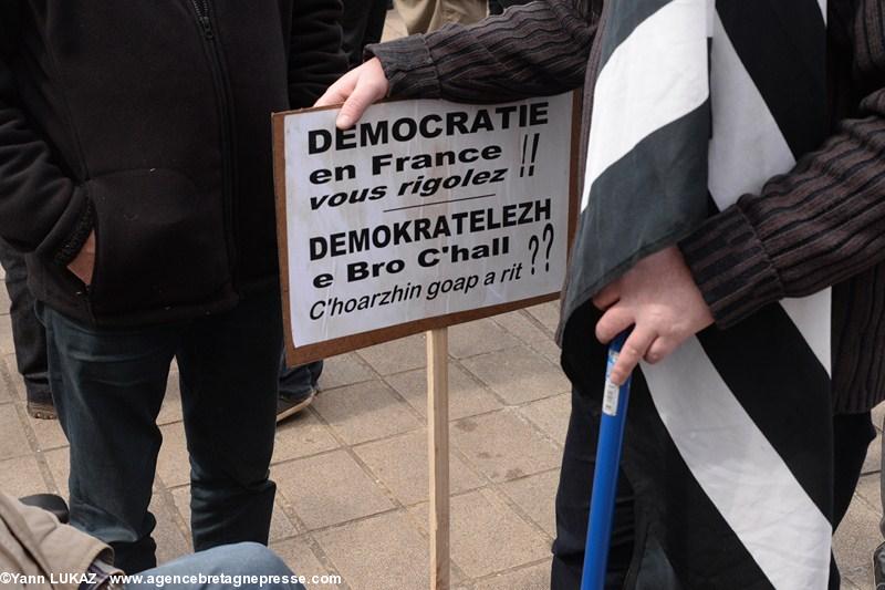 Nantes, 19 avril 2014, manifestation. Pancarte "Démocratie en France, vous rigolez? / Demokratelezh e Bro C'hall, C'hoarziñ goap a rit?". Nantes, 19 avril 2014, manifestation. Pancarte "Démocratie en France, vous rigolez? / Demokratelezh e Bro C'hall, C'hoarziñ goap a rit?".