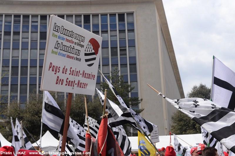 Nantes, 19 avril 2014, manifestation. Panneau "Bonedoù ruz, Pays de Saint-Nazaire / Bro Sant Nazer" (44). Nantes, 19 avril 2014, manifestation. Panneau "Bonedoù ruz, Pays de Saint-Nazaire / Bro Sant Nazer" (44).