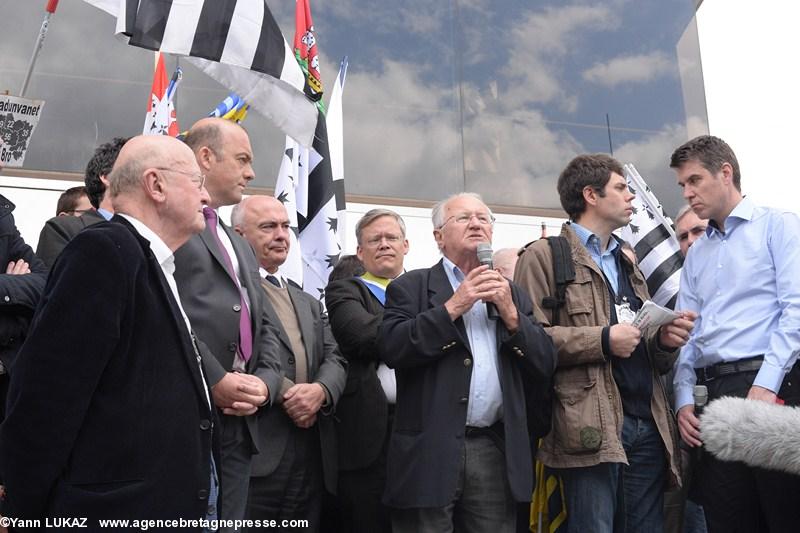 Nantes, 19 avril 2014, manifestation. Personnalités au pied de la tour Bretagne. Marc Le Fur écoute Patrick Mareschal. Nantes, 19 avril 2014, manifestation. Personnalités au pied de la tour Bretagne. Marc Le Fur écoute Patrick Mareschal.