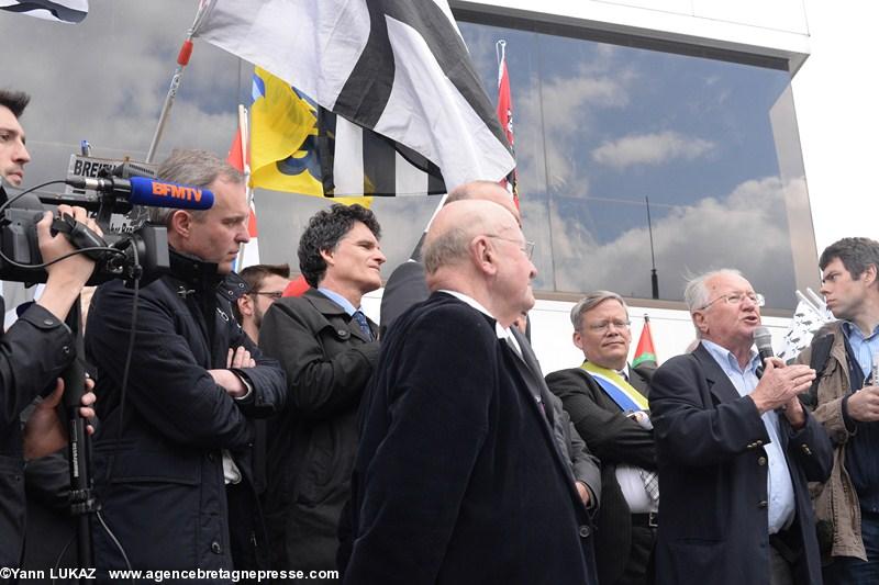 Nantes, 19 avril 2014, manifestation. Personnalités au pied de la tour Bretagne. François de Rugy et Paul Molac écoutent Patrick Mareschal. Nantes, 19 avril 2014, manifestation. Personnalités au pied de la tour Bretagne. François de Rugy et Paul Molac écoutent Patrick Mareschal.