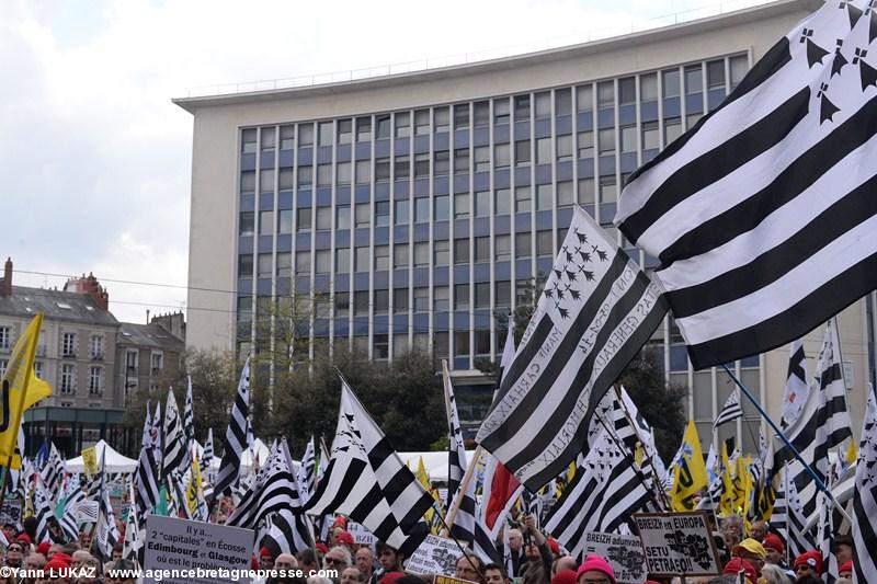 Nantes, 19 avril 2014, manifestation. Pancarte "Il y a...2 capitales en Ecosse: Edimbourg et Glasgow. Où est le problème?" Nantes, 19 avril 2014, manifestation. Pancarte "Il y a...2 capitales en Ecosse: Edimbourg et Glasgow. Où est le problème?"