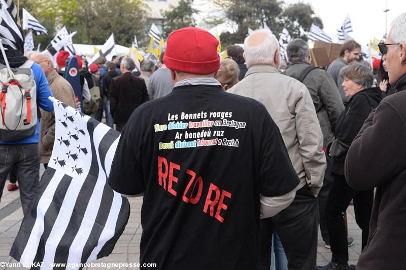 Nantes, 19 avril 2014, manifestation. T-shirt "Re zo re" / Trop, c'est trop. Nantes, 19 avril 2014, manifestation. T-shirt "Re zo re" / Trop, c'est trop.