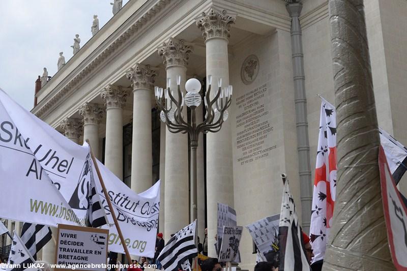 Nantes, 19 avril 2014, manifestation. Banderole "Skol Uhel ar Vro / Institut Culturel de Bretagne" devant le théatre de la place Graslin, dotée de ses nouveaux lampadaires urbains. Nantes, 19 avril 2014, manifestation. Banderole "Skol Uhel ar Vro / Institut Culturel de Bretagne" devant le théatre de la place Graslin, dotée de ses nouveaux lampadaires urbains.