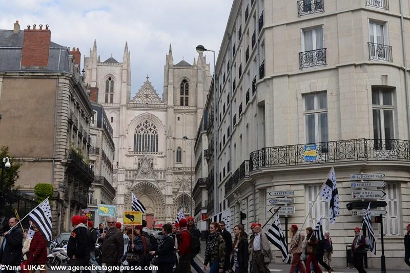 Nantes, 19 avril 2014, manifestation. Devant la cathédrale St-Pierre, pancartes pour la Réunification de la Bretagne.