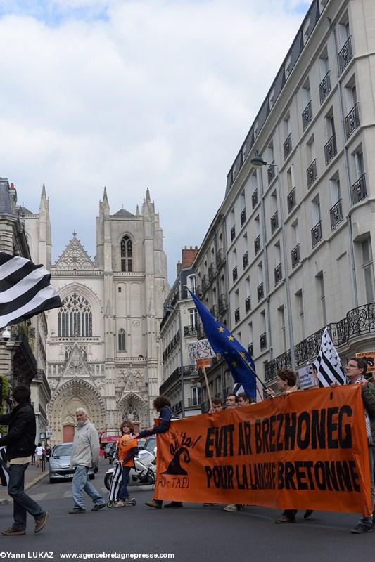 Nantes, 19 avril 2014, manifestation. Devant la cathédrale Saint-Pierre. Banderole Ai'ta! 