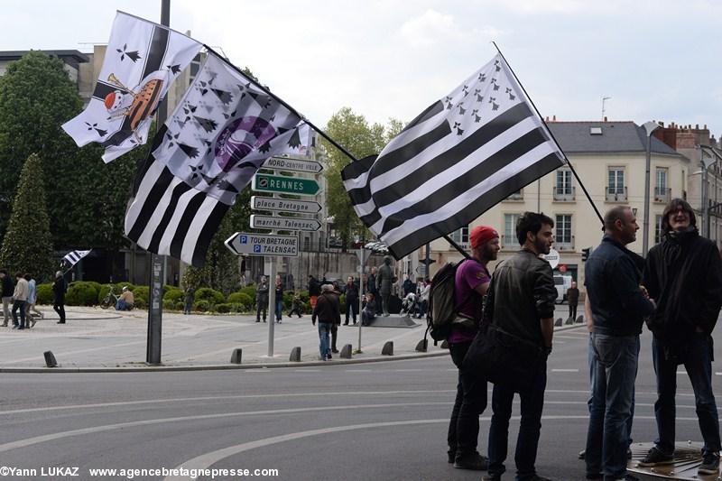 Nantes, 19 avril 2014, manifestation. Scène de rue. Vers la fin du défilé. Au fond, panneau routier Rennes.